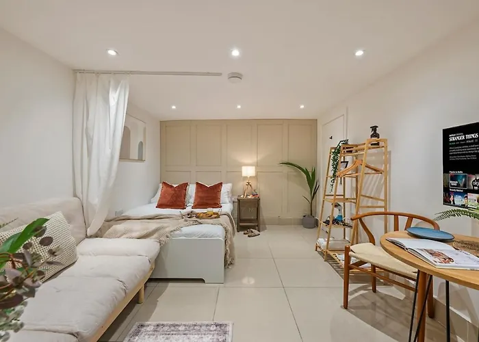 Chic Hideaway In Little Venice